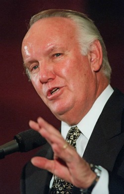 College Football Hall of Fame coach John Robinson recalled some highlights of his career for the Little Rock Touchdown Club.